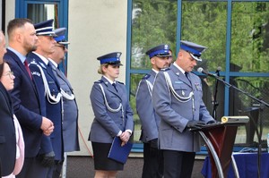 Komendant Powiatowy Policji w Szczytnie insp. Radosław Drach i uczestnicy uroczystości