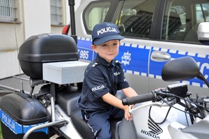 Chłopiec na motorze policyjnym