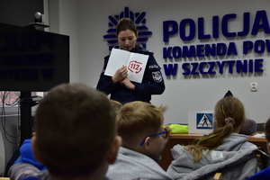 policjantka mówi o numerze alarmowym