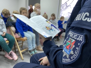 grupowe zdjęcie z pierwszoklasistami