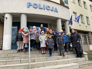 grupowe zdjęcie przed komendą