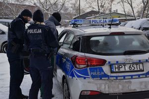 policjanci zatrzymują mężczyznę