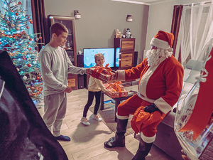 Wręczanie świątecznych prezentów