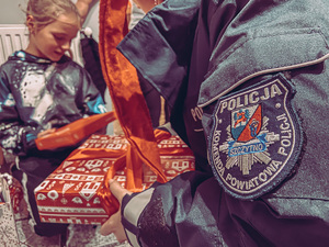 Wręczanie świątecznych prezentów