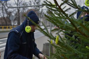 Policjanci ubierają choinkę w odblaski
