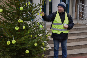 Mężczyzna bierze odblask z choinki