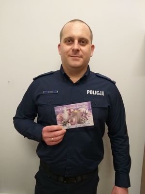 Policjant z otrzymaną kartką świąteczną