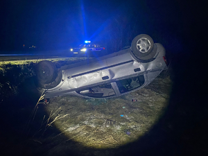 miejsce dachowania pojazdu marki Opel na trasie Świętajno-Kolonia