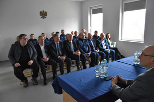 Policjanci i zaproszeni goście na odprawie rocznej w Komendzie Powiatowej Policji w Szczytnie