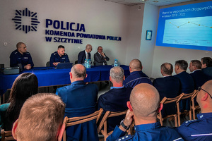 Komendant Powiatowy Policji w Szczytnie insp. Radosław Drach omawia osiągnięte wyniki w roku 2022