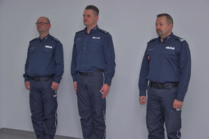 od prawej: Komendant Wojewódzki Policji w Olsztynie nadinsp. Tomasz Klimek, Komendant Powiatowy Policji w Szczytnie insp. Radosław Drach oraz p.o. I Zastępscy Komendanta Powiatowego Policji w Szczytnie nadkom. Paweł Przybyłek