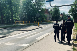 funkcjonariusze szczycieńskiej komendy i słuchacze WSPol podczas patrolu pieszego na terenie miasta