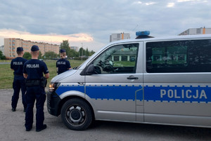 funkcjonariusze szczycieńskiej komendy i słuchacze WSPol podczas patrolu na terenie miasta