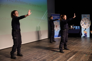 Policjantki zatańczyły to Piosenki o Poli, fot. starostwo szczycieńskiie