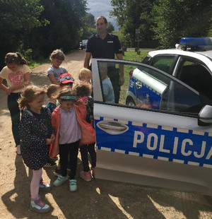 Policjant na spotkaniu z dziećmi w Szkole Podstawowej w Kałęczynie