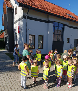 Wizyta przedszkolaków z &quot;Akademii Bajek&quot; w Świętajnie na Posterunku Policji w Świętajnie