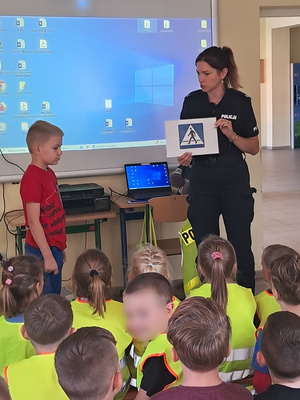 Policjantka na spotkaniu z uczniami Zespołu Szkolno-Przedszkolnego w Orzynach