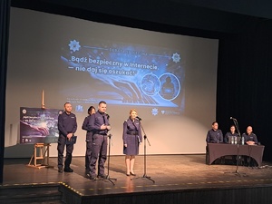 Policjanci w trakcie debaty społecznej „Bądź bezpieczny w Internecie – nie daj się oszukać!”