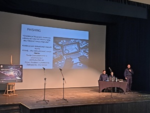 Policjanci w trakcie debaty społecznej „Bądź bezpieczny w Internecie – nie daj się oszukać!”