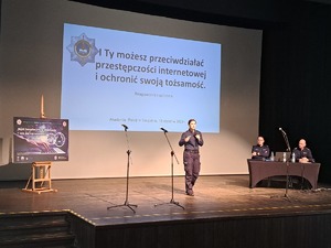 Policjanci w trakcie debaty społecznej „Bądź bezpieczny w Internecie – nie daj się oszukać!”