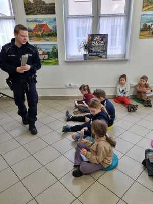 Spotkanie dzielnicowego z dziećmi w GOK-u w Świętajnie