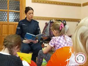 Policjantka odwiedziła dzieci w MBP w Szczytnie