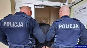 Funkcjonariusze doprowadzający zatrzymanego sprawcę przemocy