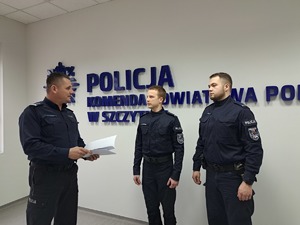 Komendant Powiatowy Policji w Szczytnie insp. Radosław Drach z wyróżnionymi policjantami