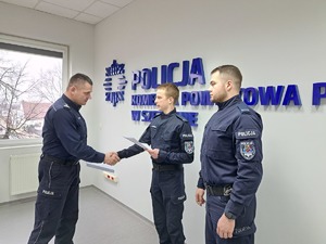 Komendant Powiatowy Policji w Szczytnie insp. Radosław Drach z wyróżnionymi policjantami