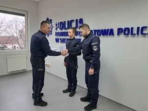 Komendant Powiatowy Policji w Szczytnie insp. Radosław Drach z wyróżnionymi policjantami