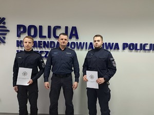 Komendant Powiatowy Policji w Szczytnie insp. Radosław Drach z wyróżnionymi policjantami