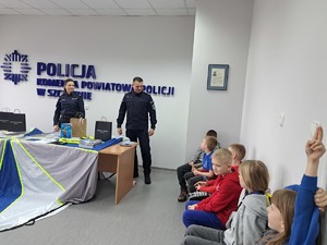 Wizyta uczniów Sportowej Szkoły nr 4 w Szczytnie w szczycieńskiej komendzie