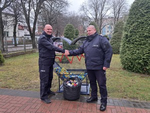 Komenda Powiatowa Policji w Szczytnie przekazała prawie 3 tony nakrętek Komendzie Powiatowej Policji w Piszu w ramach VIII edycji akcji „Nakręć się na pomaganie”