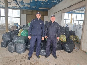 Komenda Powiatowa Policji w Szczytnie przekazała prawie 3 tony nakrętek Komendzie Powiatowej Policji w Piszu w ramach VIII edycji akcji „Nakręć się na pomaganie”