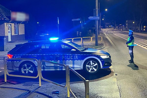 Policjanci zabezpieczający przejście Drogi Krzyżowej w Szczytnie