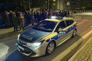 Policjanci zabezpieczający przejście Drogi Krzyżowej w Szczytnie