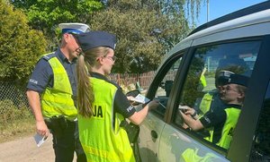 Policjanci przeprowadzający czynności w ruchu drogowym