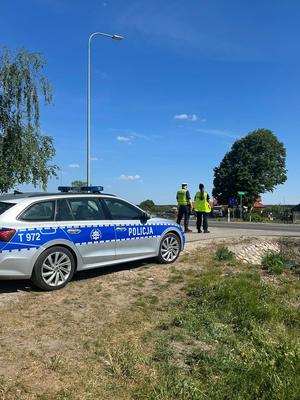 Policjanci przeprowadzający czynności w ruchu drogowym