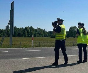 Policjanci przeprowadzający czynności w ruchu drogowym