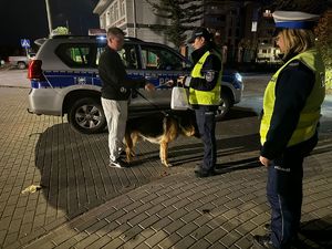 Szczycieńscy policjanci wręczający przechodniom i rowerzystom odblaski