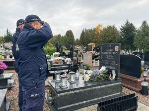 Delegacja składająca hołd zmarłym Kolegom