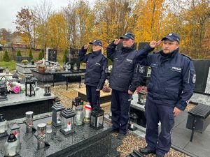 Delegacja składająca hołd zmarłym Kolegom