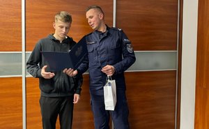 Komendant Powiatowy Policji w Szczytnie podinsp. Jakub Sylwestrzak wraz ze Stanisławem Ślubowskim