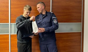 Komendant Powiatowy Policji w Szczytnie podinsp. Jakub Sylwestrzak wraz ze Stanisławem Ślubowskim