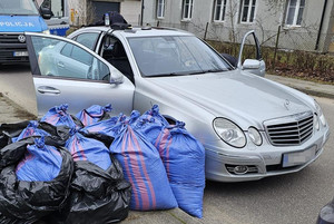 Samochód, którym przewożony był nielegalny tytoń