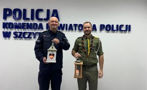 Przekazanie Betlejemskiego Światła Pokoju w Komendzie Powiatowej Policji w Szczytnie