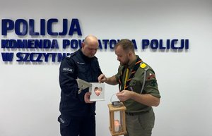 Przekazanie Betlejemskiego Światła Pokoju w Komendzie Powiatowej Policji w Szczytnie