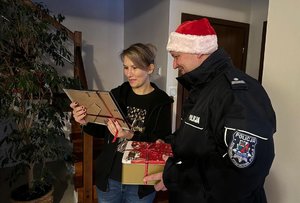 Niebiescy Mikołaje odwiedzili rodziny poległych policjantów w Wigilię Bożego Narodzenia