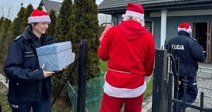 Niebiescy Mikołaje odwiedzili rodziny poległych policjantów w Wigilię Bożego Narodzenia