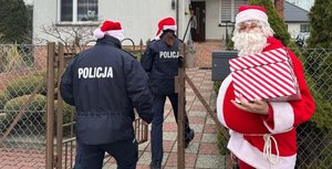 Niebiescy Mikołaje odwiedzili rodziny poległych policjantów w Wigilię Bożego Narodzenia